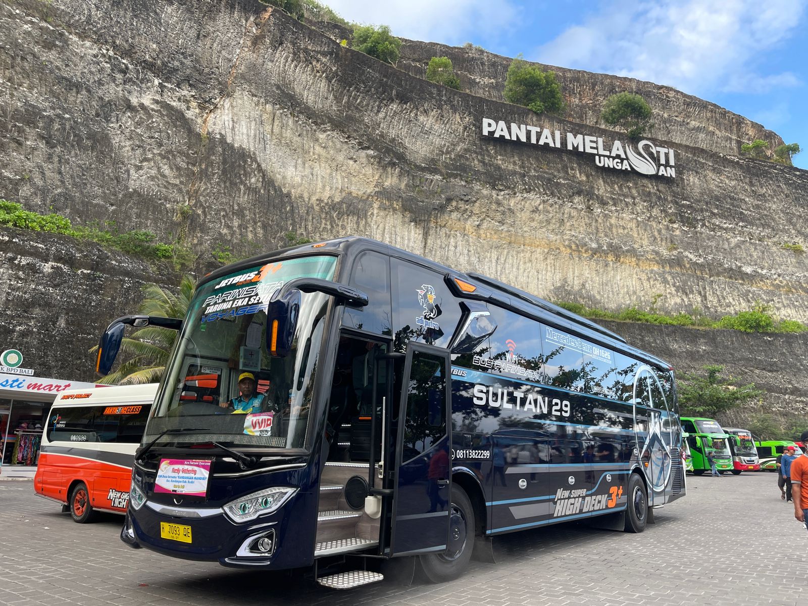 Bus Sultan 29 di Pantai Melasti Bali